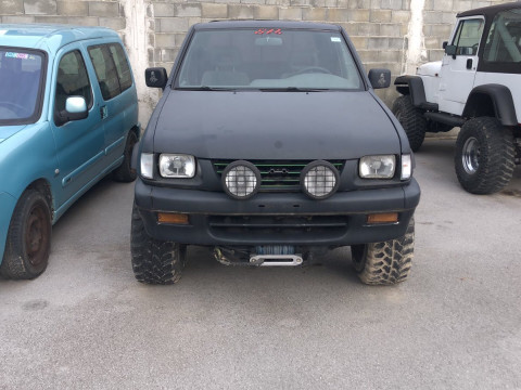 Nissan Navara 2.5TD 4x4 МКПП 2001 (лебідка)